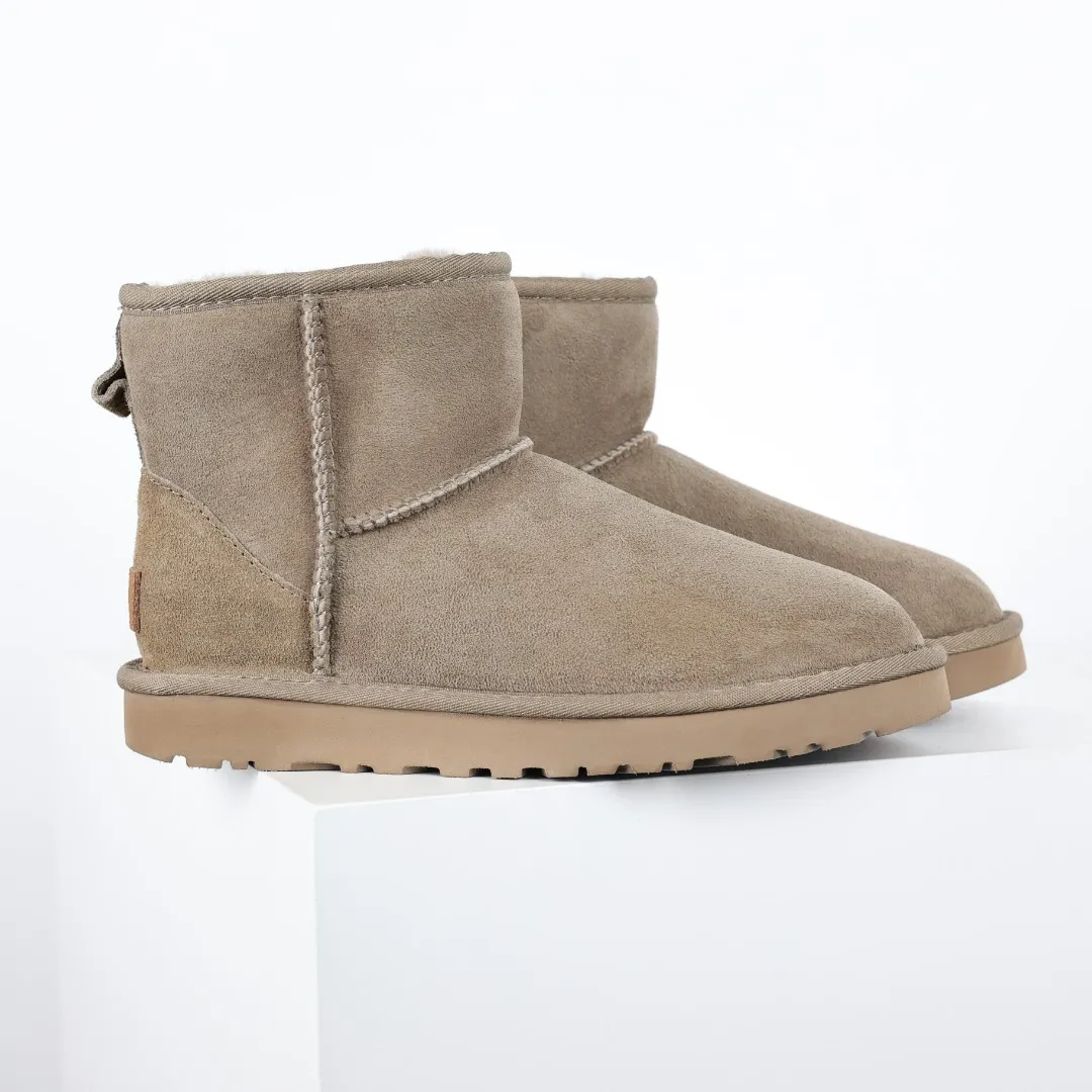 Pick up locally 💰520, core recommendation, good price, UGG Classic Mini mid-tube series, Xiaohongshu hot model, Henan Longfeng leather production, sheepskin and wool integration, top quality in the market, 2-3 cm cashmere insole, keeping warm in winter, suitable for home use. In the new year, uug launched a style series, which is partially biased towards the preferences of young consumers, and has also been at the forefront of fashion trends. Shoe body material, water-repellent coated suede upper 17mm UGGPURE™ implanted wool insole Lightweight non-slip comfortable rubber outsole With brand LOGO Trademark Comes with full packaging Size: 35 36 37 38 39 40